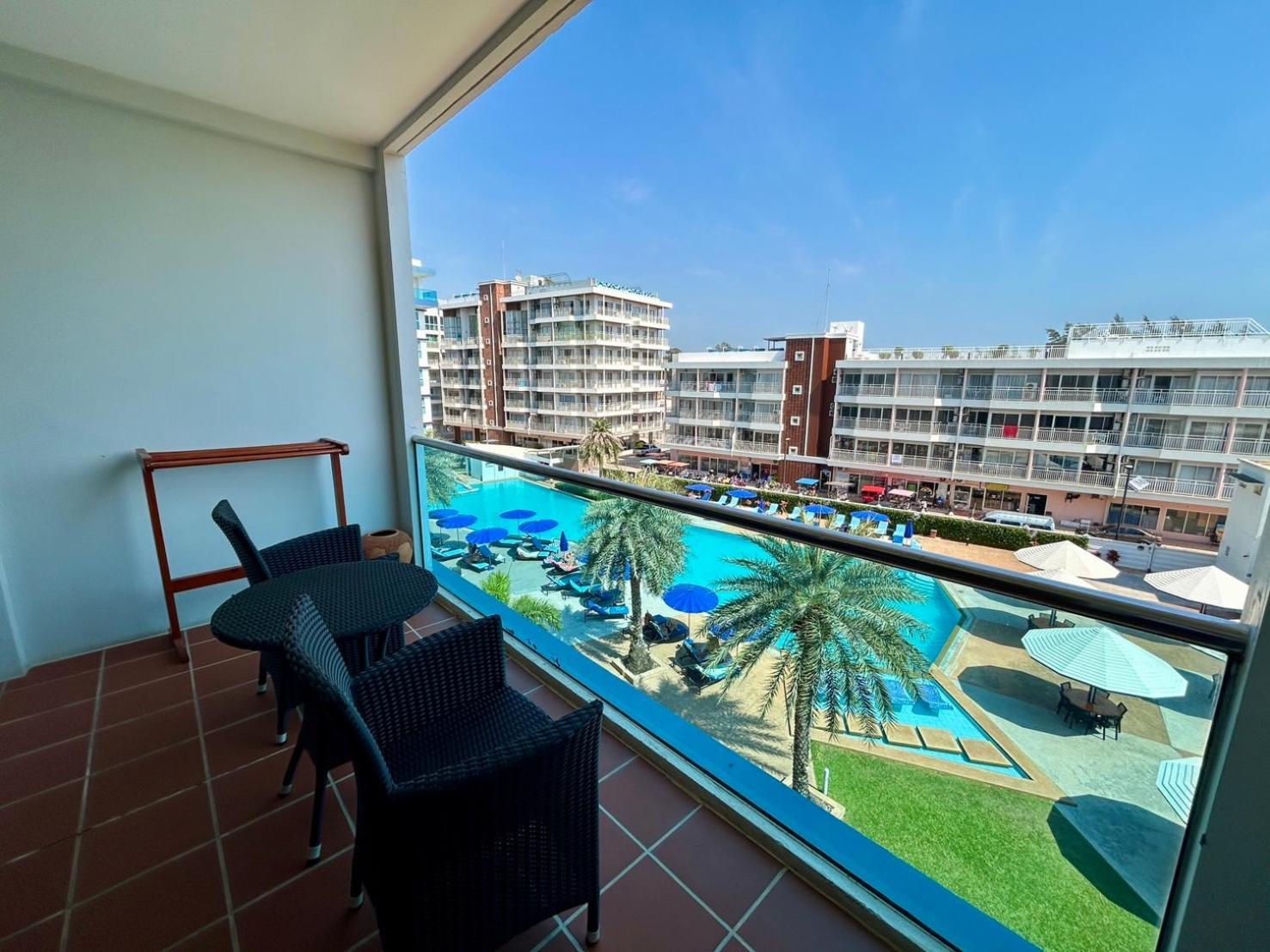 Grandblue Resort & Beachclub Mae Phim Esterno foto