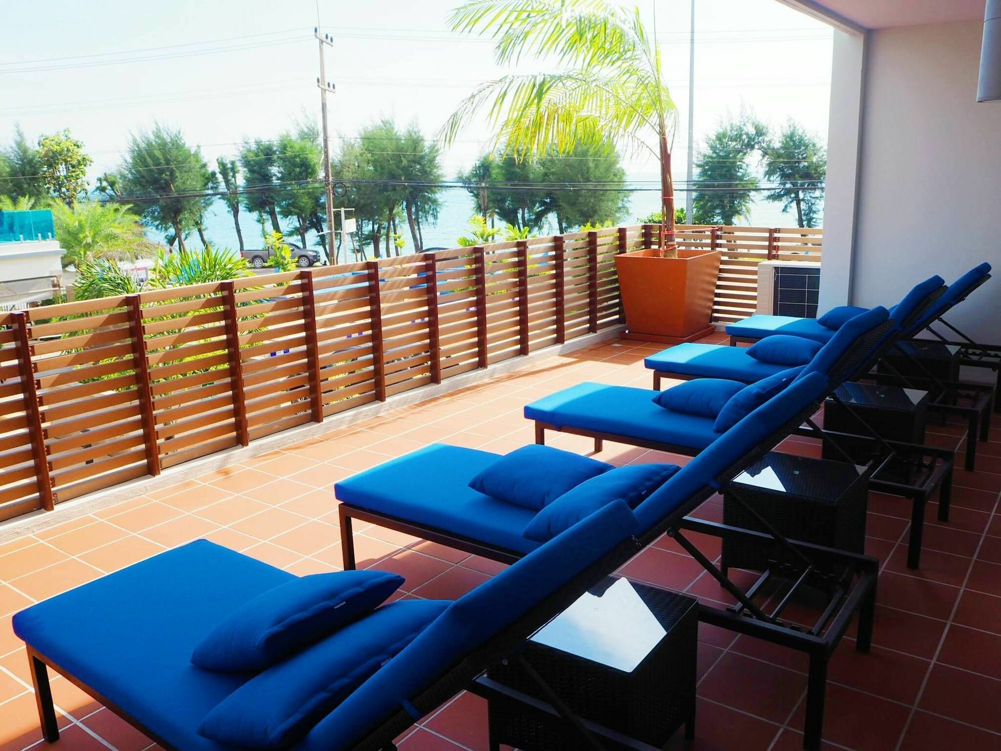 Grandblue Resort & Beachclub Mae Phim Esterno foto